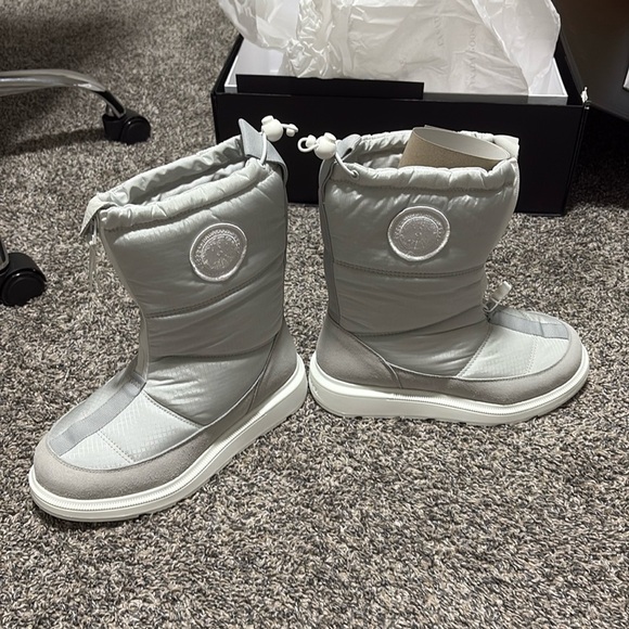 Canada Goose boots - Picture 1 of 3